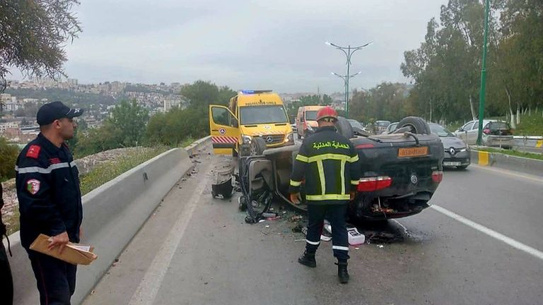حادث مرور بقسنطينة يخلف 03 جرحى بعد انحراف وانقلاب سيارة سياحية