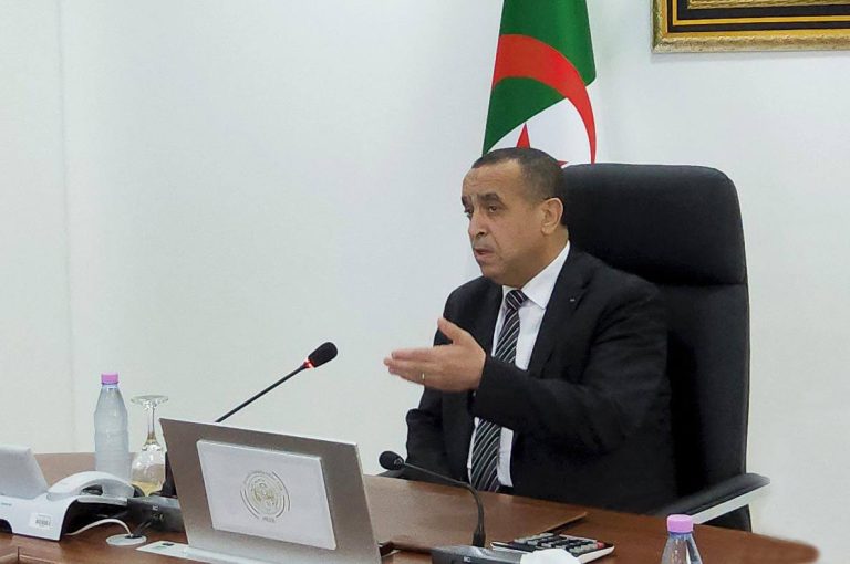 وزير الطاقة والطاقات المتجددة يترأس اجتماعًا لمتابعة تسيير القطاع وبرامج سونلغاز