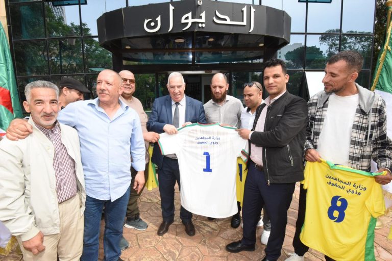 وزير_المجاهدين يستقبل فريق كرة القدم المشارك في دورة رياضية بمناسبة عيد العمال