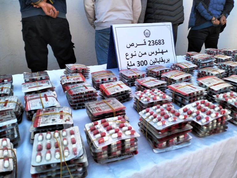 أمن_سيدي_بلعباس يفكك شبكة للهجرة السرية وترويج المخدرات ويحجز أكثر من 23 ألف كبسولة مهلوسة