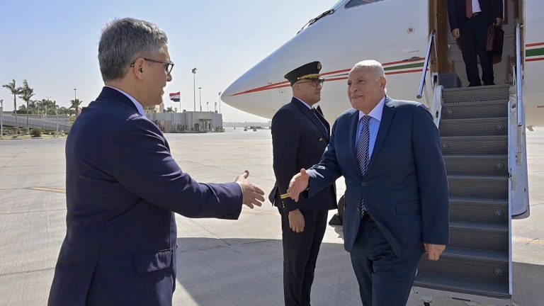 وزير الدولة أحمد عطاف في زيارة رسمية إلى مصر لبحث التعاون الثنائي وملف الأزمة الليبية