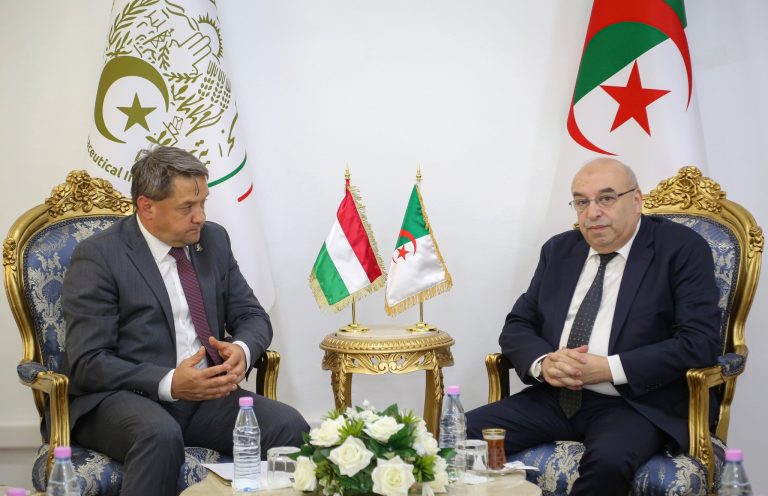 وزارة_الصناعة_الصيدلانية تبحث تعزيز التعاون_الجزائري_المجري في مجال الصناعة الصيدلانية
