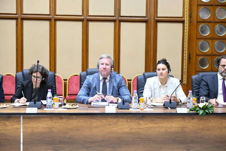 نائب رئيس المجلس الشعبي الوطني يستقبل وفداً من مساعدي المشرعين الأمريكيين لتعزيز التعاون البرلماني