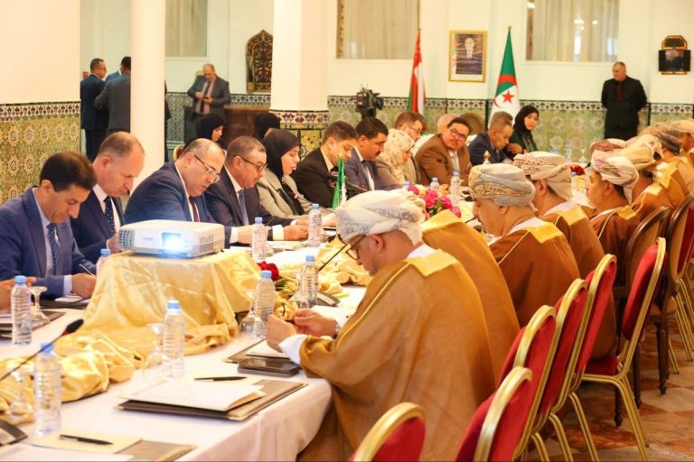 الجزائر وعُمان توقعان مذكرات تفاهم لتعزيز التعاون في قطاع النقل