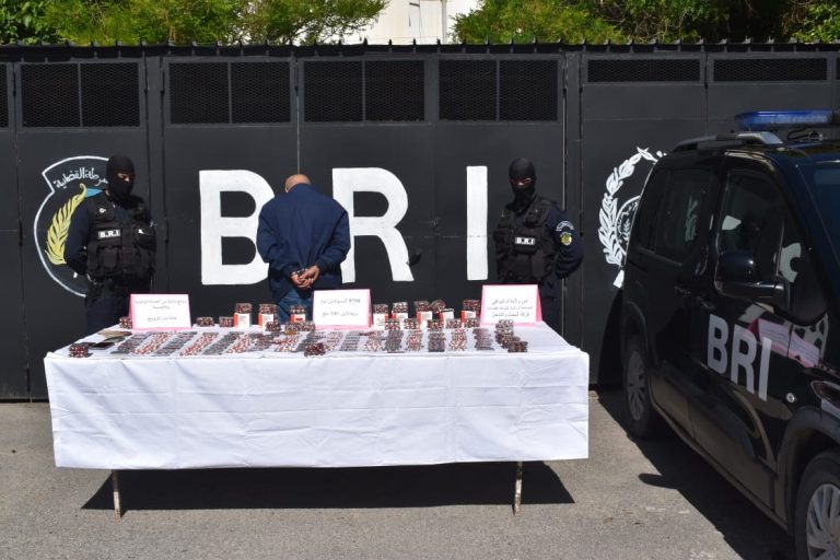 أم البواقي: فرقة البحث والتدخل BRI توقف شخصًا وتحجز 9750 كبسولة بريغابلين ومبالغ مالية ومركبة سياحية