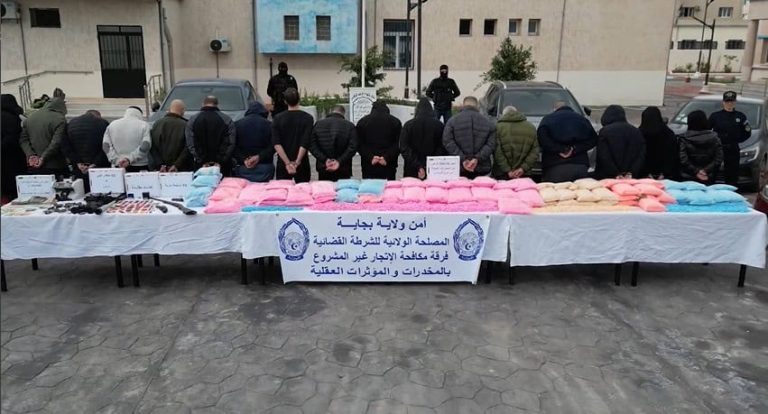 شرطة_بجاية تفكك شبكة إجرامية دولية وتحجز أزيد من 13 ألف قرص مهلوس مع مبالغ مالية مزورة بالعملة الوطنية والأورو