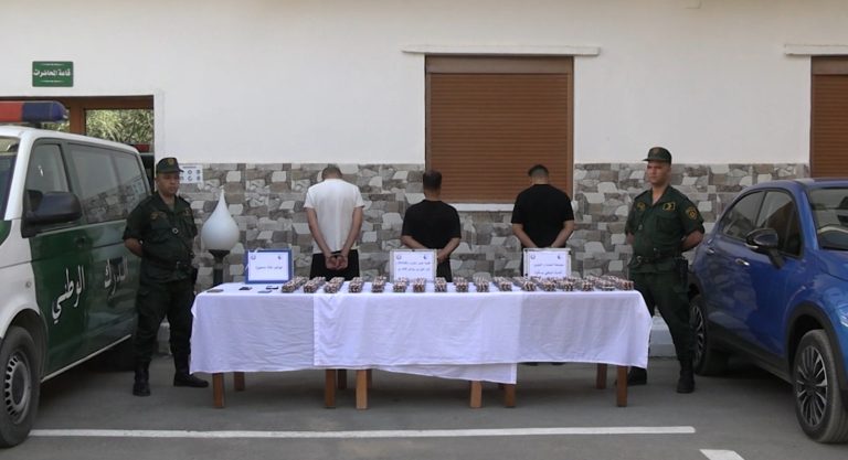 بسكرة الدرك الوطني يحجز كمية معتبرة من المؤثرات العقلية ويوقف 3 أشخاص في عملية نوعية ضد الترويج
