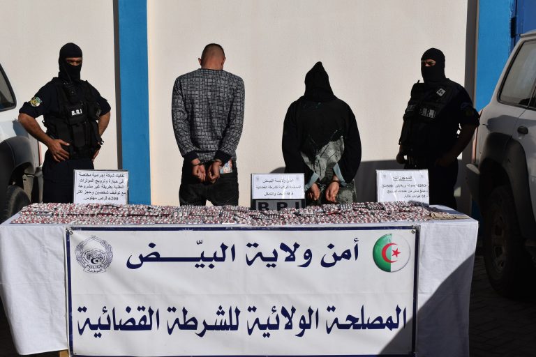 شرطة_البيض توقف شخصين وتحجز 6240 كبسولة من المؤثرات العقلية في عملية مشتركة مع الجمارك