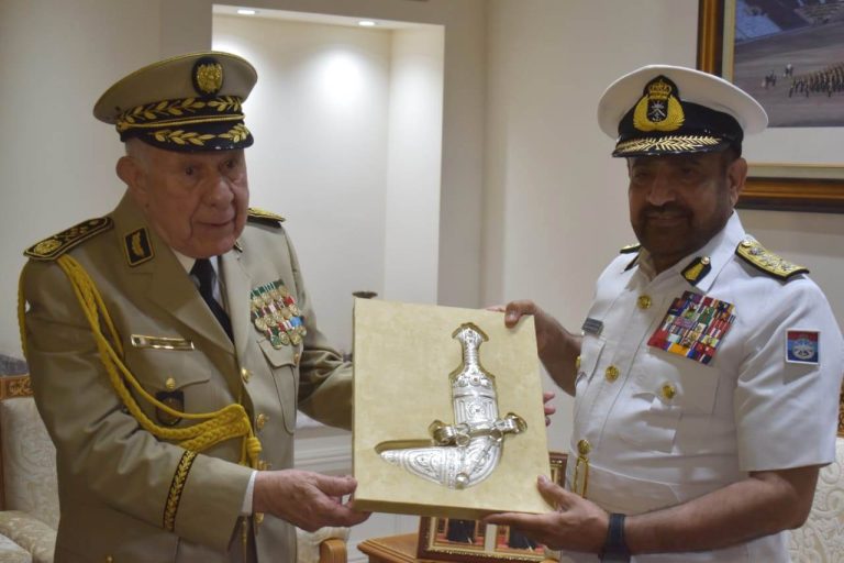 الفريق أول السعيد شنڨريحة يجري مباحثات مع كبار المسؤولين العسكريين بسلطنة عمان