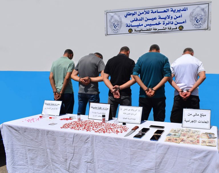 شرطة_خميس_مليانة تحجز 1248 قرصًا مهلوسًا بينها إكستازي وتوقف 5 أشخاص