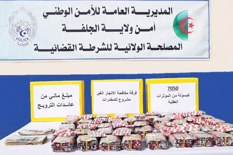 شرطة_الجلفة تطيح بشبكة لترويج المؤثرات العقلية وتوقف 6 أشخاص وتحجز 7050 كبسولة وتسترجع مبالغ مالية