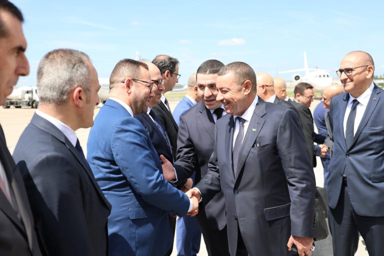 وزير الداخلية والجماعات المحلية والنقل يصل إلى باريس ويجري لقاءً مع وزير الداخلية الفرنسي
