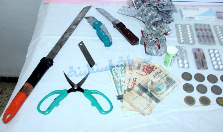شرطة_قسنطينة حامة بوزيان توقيف مروج مؤثرات عقلية وحجز 215 كبسولة وأسلحة بيضاء محظورة