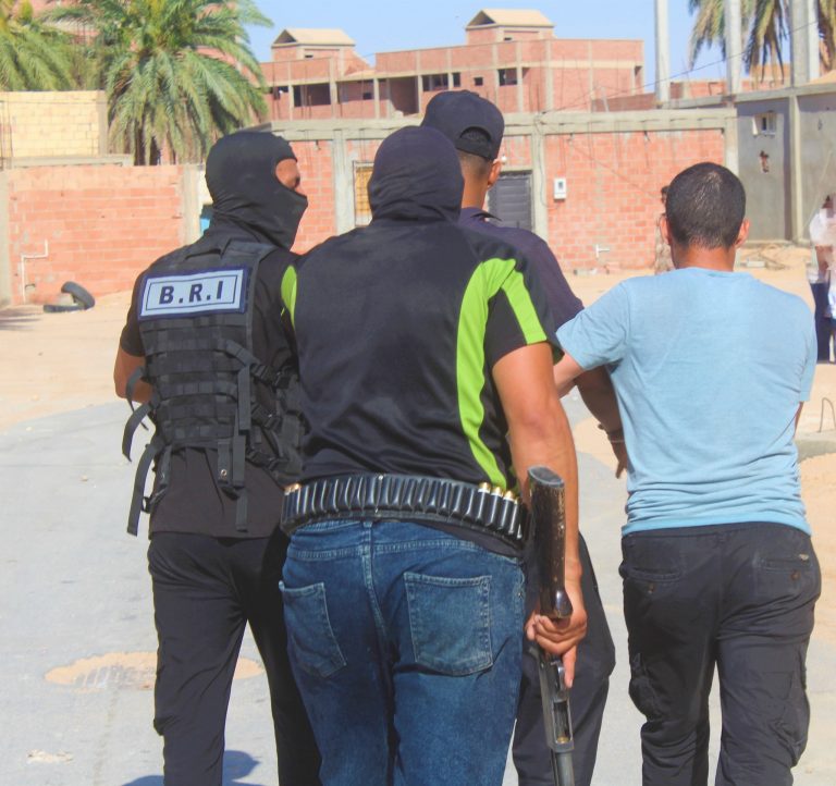 شرطة_ورقلة تنفذ عملية مداهمة واسعة بأحياء الرويسات وتوقف 16 شخصاً ضمن جهود مكافحة الجريمة