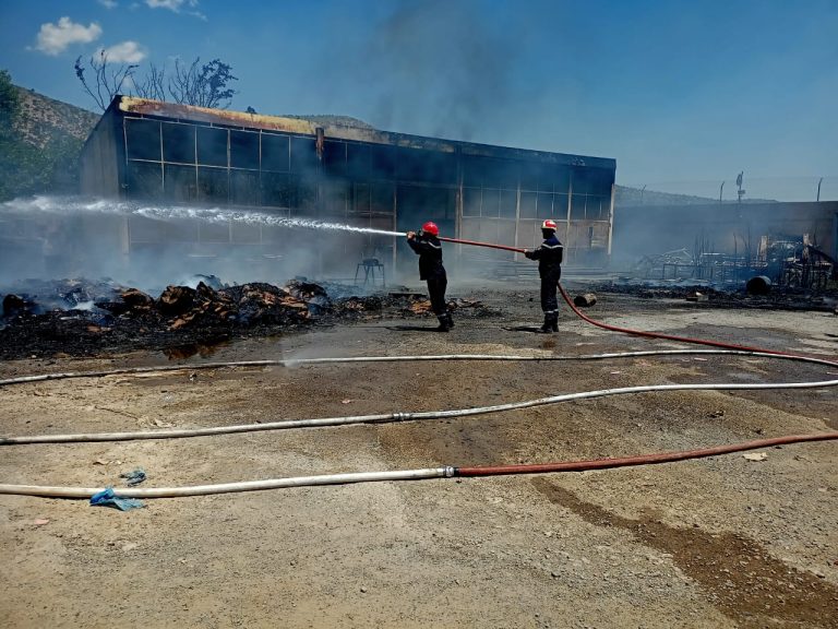 حريق بمستودع لتخزين المواد البلاستيكية داخل وحدة لتعبئة المياه بـ  باتنة