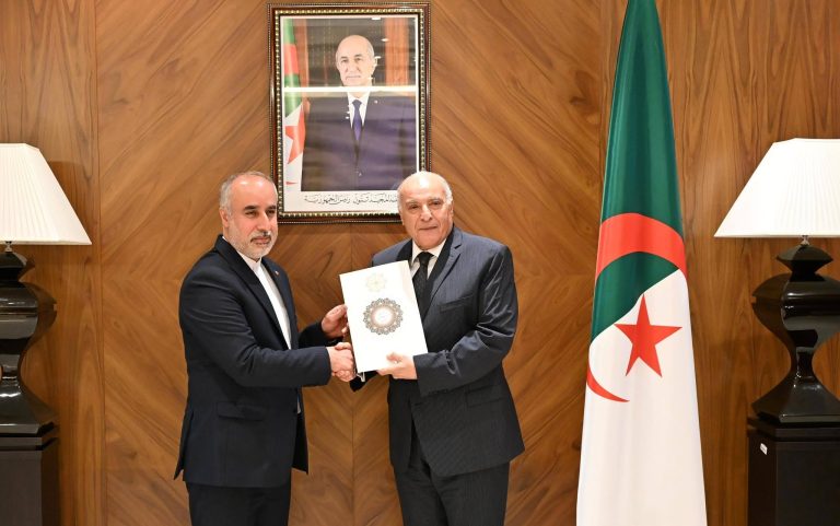 أحمد عطاف يتسلم أوراق اعتماد سفير إيران الجديد لدى الجزائر