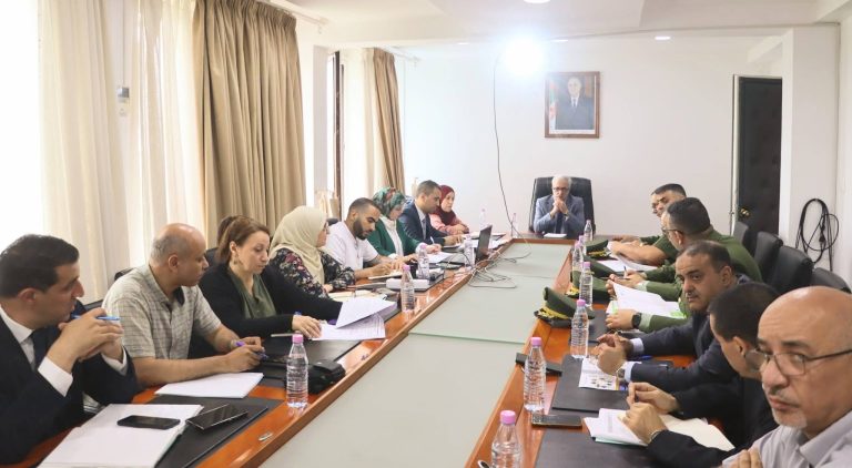 لأشغال_العمومية والدرك_الوطني ينسقان لتفعيل مراقبة الحمولة الزائدة وحماية شبكة الطرق الوطنية