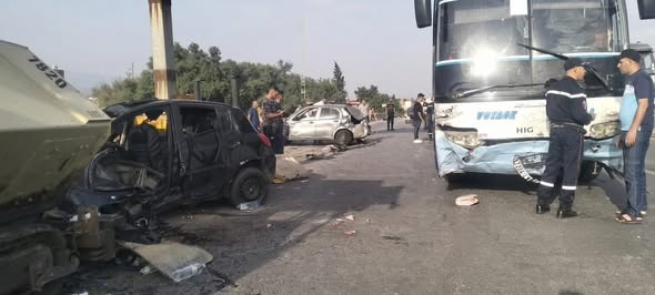 البويرة وفاة شخص وإصابة اثنين في حادث مرور خطير بالطريق السيار قرب العجيبة