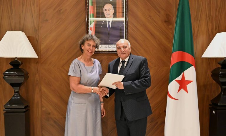 أحمد عطاف يتسلم أوراق اعتماد سفيرة سويسرا الجديدة لدى الجزائر