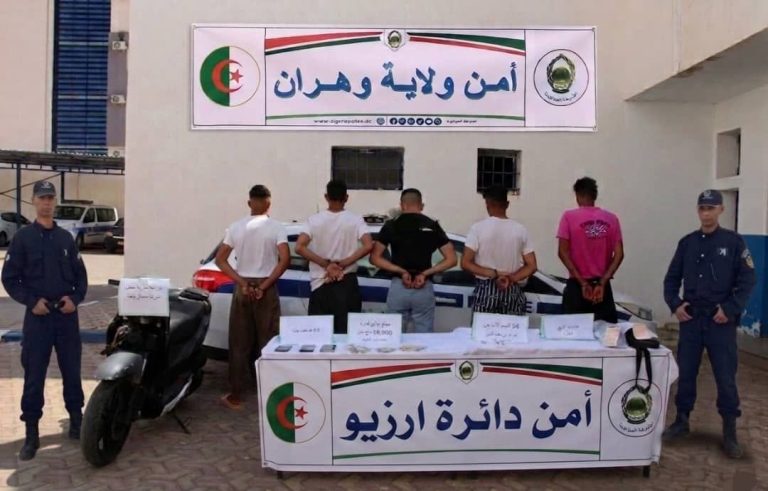 شرطة_وهران توقيف شبكة إجرامية تورطت في السرقات الليلية والاعتداء على المواطنين بأرزيو