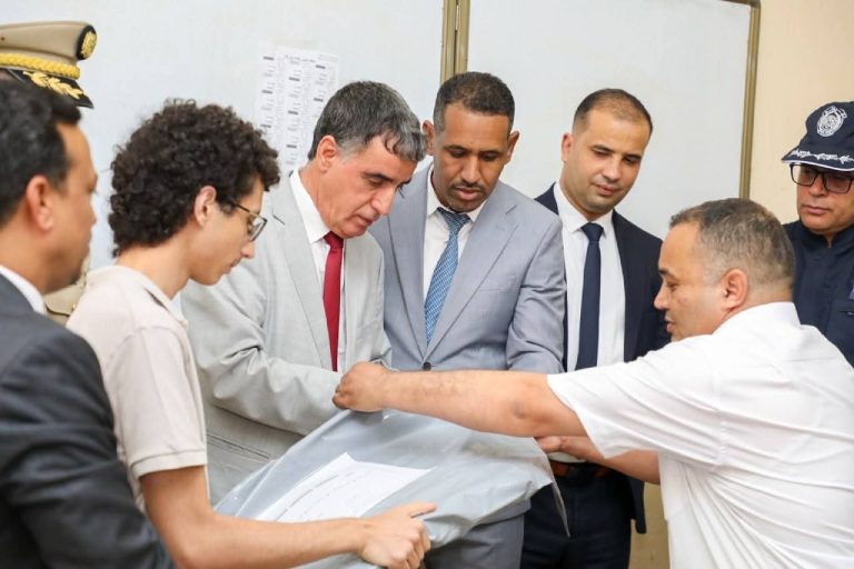 أدرار والي ولاية أدرار فضيل ضويفي يشرف على افتتاح امتحانات البكالوريا بحضور السلطات المحلية والأمنية.