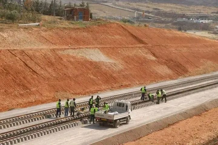 الخط المنجمي الشرقي: انطلاق أشغال وضع السكة الحديدية بالمقطع الاجتنابي لمدينة مداوروش ضمن مشروع الدريعة واد الكبريت