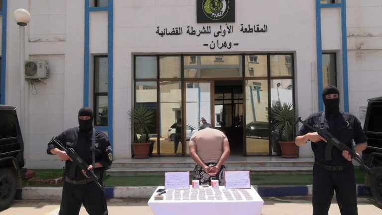 وهران: الإطاحة بمروجين للمخدرات وحجز كميات معتبرة من المؤثرات العقلية والكوكايين