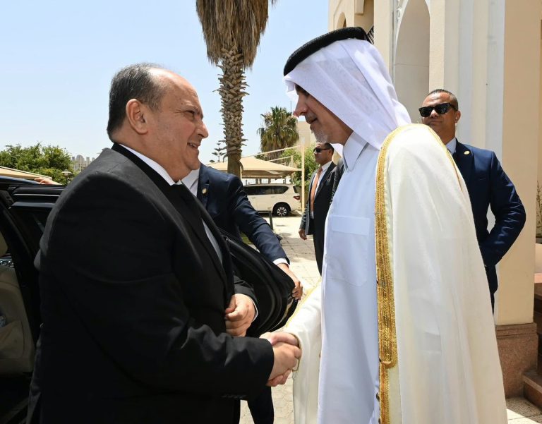 باسم رئيس_الجمهورية، الوزير الأول يوقّع سجل التعازي في وفاة الأمير الوالد الشيخ حمد بن خليفة آل ثاني