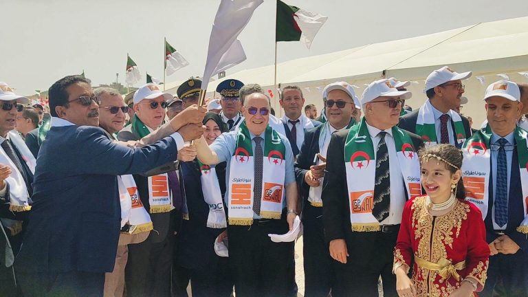 الرئيس المدير العام لمجمع سوناطراك يعطي إشارة انطلاق أشغال إنجاز محطة لتحلية مياه البحر بطاقة 140 ألف متر مكعب يوميا