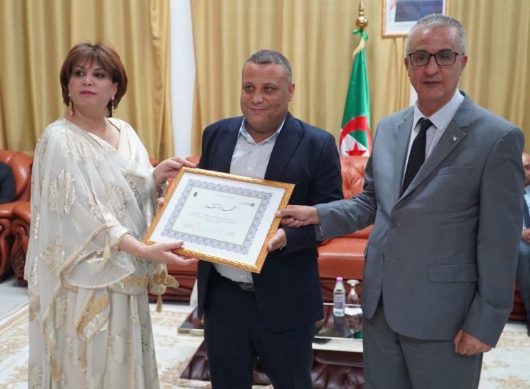 وزيرة الثقافة والفنون، الدكتورة مليكة بن دودة تكرّم نخبة من المبدعين بولاية باتنة على هامش اختتام المهرجان الثقافي الدولي تيمقاد