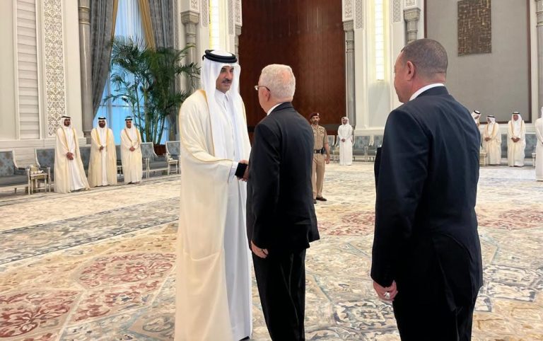 بتكليف من رئيس الجمهورية، رئيس مجلس الأمة يقدم التعازي ويسلم رسالة خطية إلى أمير دولة قطر في وفاة الأمير الوالد الشيخ حمد بن خليفة آل ثاني