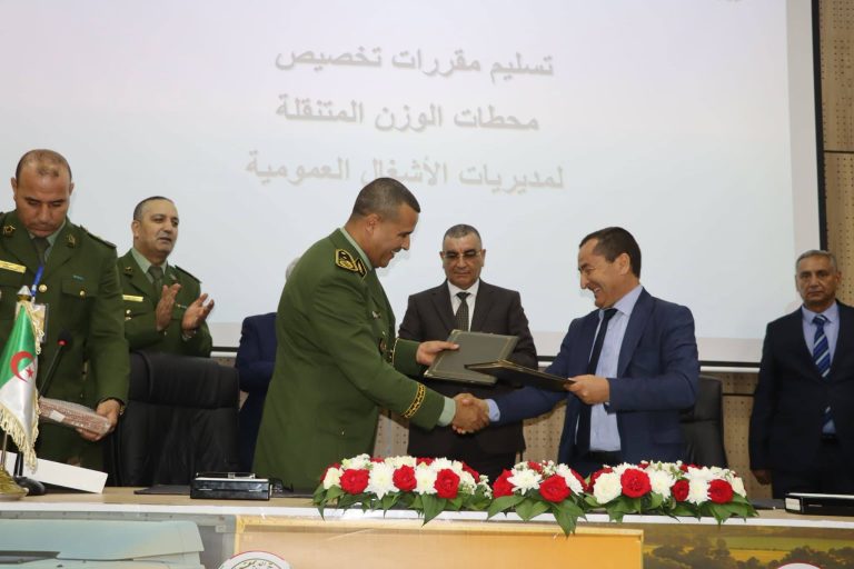وزارة الأشغال العمومية والدرك الوطني يوقعان اتفاقية لتعزيز مراقبة الحمولة الزائدة على الطرق