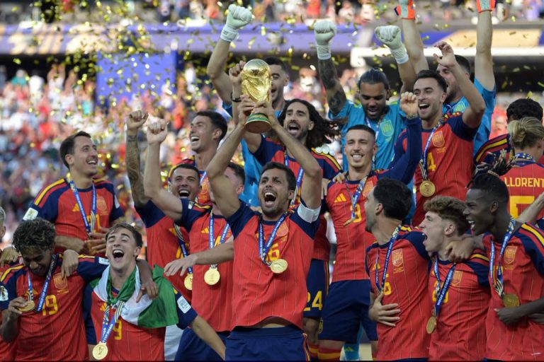 إسبانيا تتوج بلقب كأس العالم للمرة الثانية في تاريخها بعد الفوز على الأرجنتين