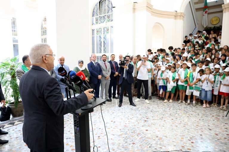 رئيس مجلس الامة يستقبل ابناء الجالية و يدعوهم الى الاعتزاز بالجزائر و حملها في قلوبهم