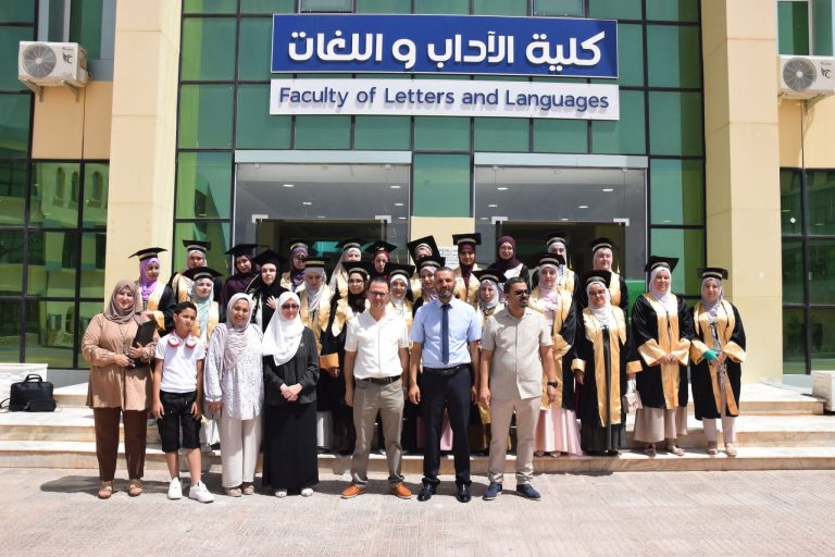 كلية الآداب واللغات بجامعة أم البواقي تحتفي بنخبة المتفوقين والخريجين للسنة الجامعية 2025-2026