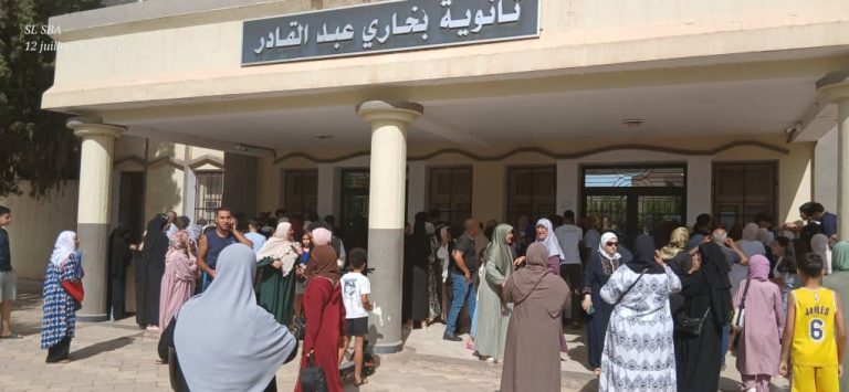 بعد الإعلان عن نتائج البكالوريا فرحة عارمة بثانوية بوخاري عبد القادر بسيدي بلعباس