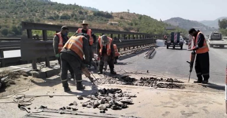 عنوان: تواصل أشغال صيانة وإعادة تأهيل عدة مقاطع بالطريق السيار شرق–غرب لتحسين حركة التنقل