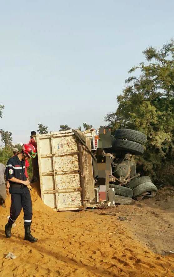 مستغانم: إصابة سائق في انقلاب شاحنة بالطريق الوطني رقم 90A