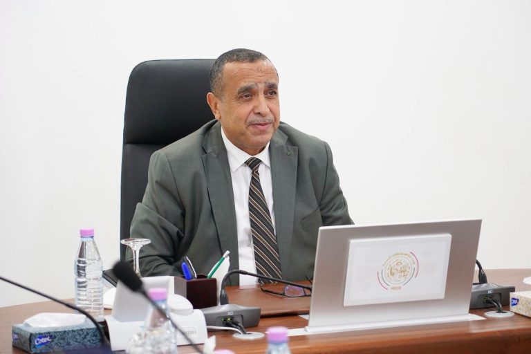 وزير الطاقة والطاقات المتجددة يعقد اجتماعًا مصغرًا لمتابعة ملفات الشراكة والقطاع