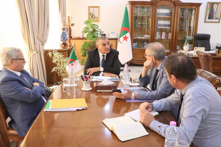 وزير الأشغال العمومية يتراس اجتماعا  يتابع فيه تقدم مشاريع السكك الحديدية والميناء الفوسفاتي بعنابة.