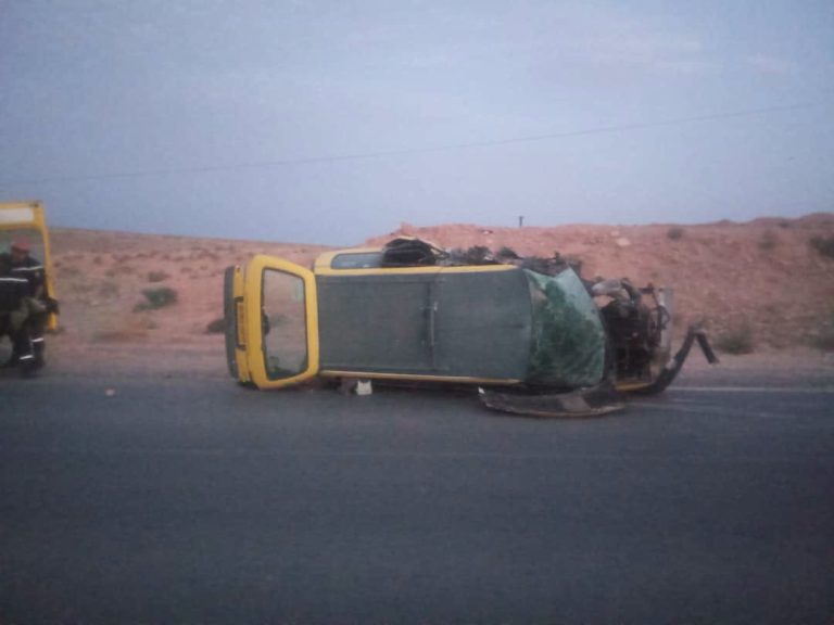 وفاة شخصين وإصابة 4 آخرين في حادث اصطدام بين سيارة سياحية ومركبة للنقل الجماعي بمسعد