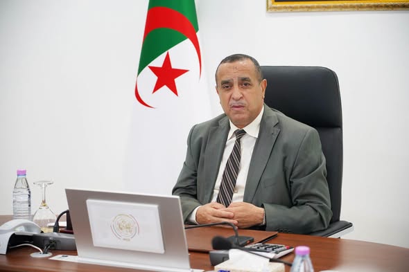 وزير الطاقة والطاقات المتجددة يترأس اجتماعًا مصغرًا لدراسة عدد من ملفات التسيير ونشاط القطاع.