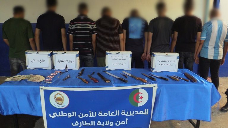 شرطة الطارف توقف 8 أشخاص خلال مداهمة أمنية بالشط وتحجز أسلحة بيضاء ومؤثرات عقلية
