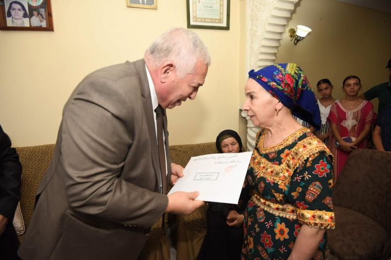 وزير المجاهدين يقدم التعازي لعائلة المجاهد الراحل محند أمزيان صادقي ببجاية