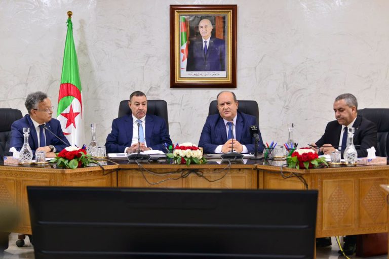 الوزير الأول يتابع تحضيرات الدخول الجامعي وجاهزية النقل والإطعام المدرسيين