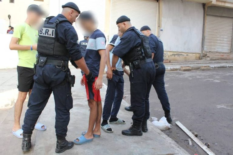 مداهمة أمنية بوهران تُسفر عن توقيف 14 شخصاً وحجز مخدرات ومؤثرات عقلية