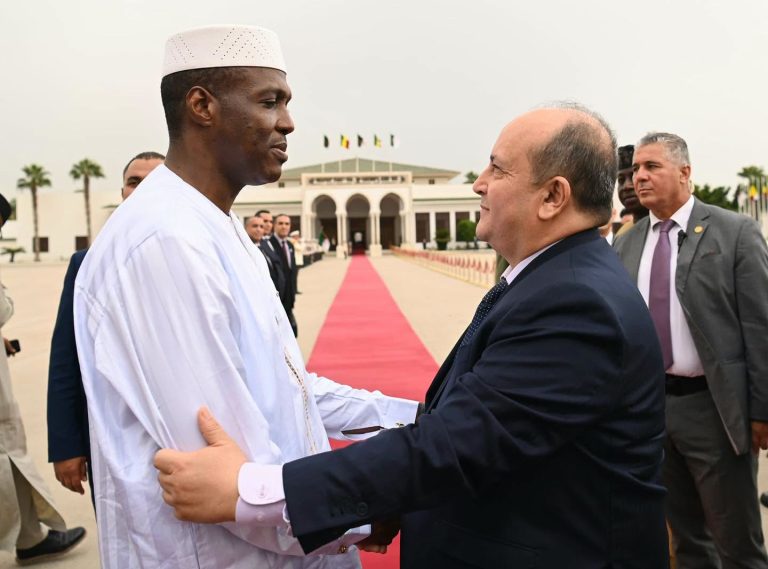 الوزير الأول ورئيس حكومة جمهورية مالي  يغادر الجزائر