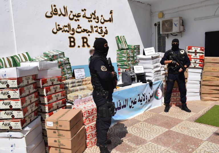 خميس مليانة: توقيف شخص وحجز أكثر من 157 ألف كيس من الشمة المقلدة وأموال تفوق 7.3 ملايير سنتيم