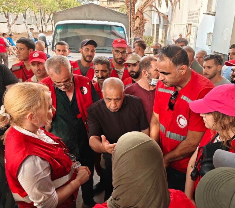 رئيسة الهلال الأحمر الجزائري د حملاوي ابتسام تحل بولاية جيجل للوقوف ميدانيًا على عمليات الإغاثة