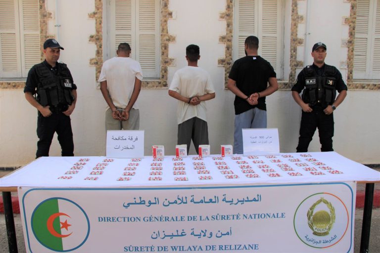 توقيف 3 أشخاص وضبط 899 كبسولة بريغابالين بغليزان